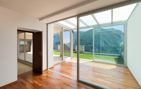 baie coulissante donnant sur une veranda et un paysage montagnard